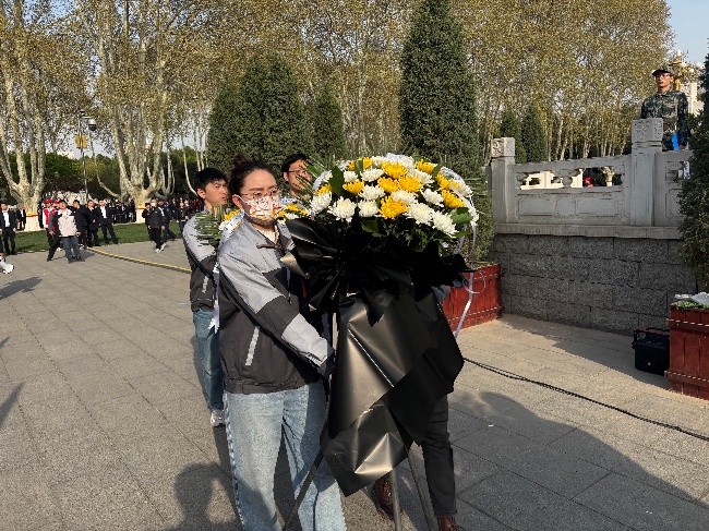 【清明祭英烈，初心永傳承】-敬獻(xiàn)花籃、齊唱國歌并默哀（2025.4.3）