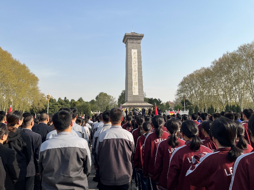 【清明祭英烈，初心永傳承】-敬獻(xiàn)花籃、齊唱國歌并默哀（2025.4.3）